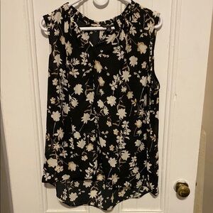 Vera Wang Ruffled Sleeveless Black and White Blouse